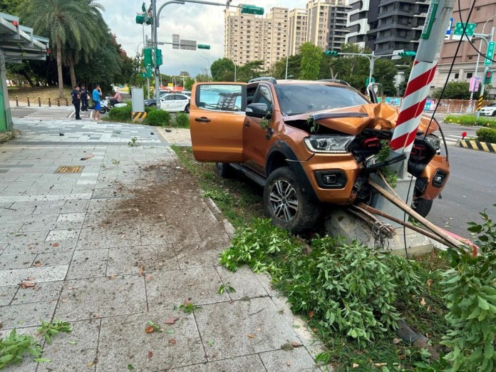 疑搶快闖紅燈!青埔自小客高速撞皮卡 電桿慘遭波及 疑搶快闖紅燈!青埔自小客高速撞皮卡 電桿慘遭波及