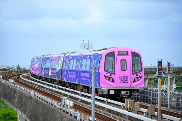為2026台灣設計展暖身 桃捷彩繪列車穿梭城市提前迎賓 為2026台灣設計展暖身 桃捷彩繪列車穿梭城市提前迎賓