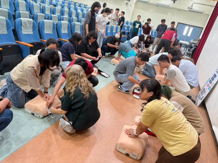 校園突發意外怎麼救?桃消新坡分隊教CPR AED及哈姆立克法 校園突發意外怎麼救?桃消新坡分隊教CPR AED及哈姆立克法
