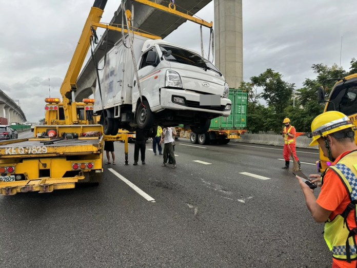 國1桃園段違規走路肩釀禍!小貨車自撞護欄波及3車逃離現場 國1桃園段違規走路肩釀禍!小貨車自撞護欄波及3車逃離現場
