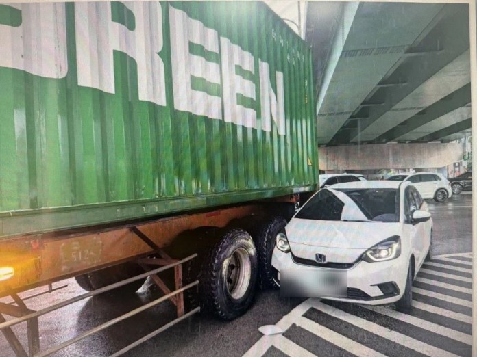 【有片】轉彎闖視線盲區!蘆竹小客車擦撞曳引車 後照鏡被撞斷 【有片】轉彎闖視線盲區!蘆竹小客車擦撞曳引車 後照鏡被撞斷