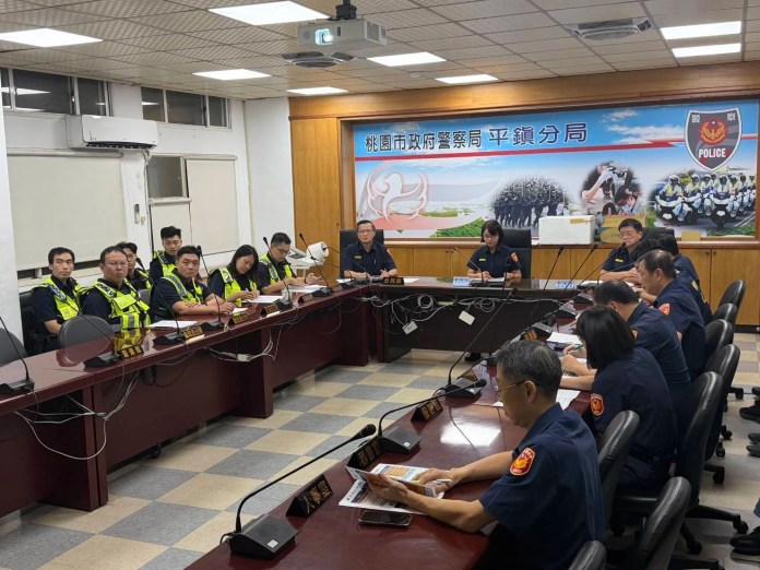 平鎮警深夜雷霆除暴查獲13人 車手超商ATM狂領30萬慘遭逮 平鎮警深夜雷霆除暴查獲13人 車手超商ATM狂領30萬慘遭逮