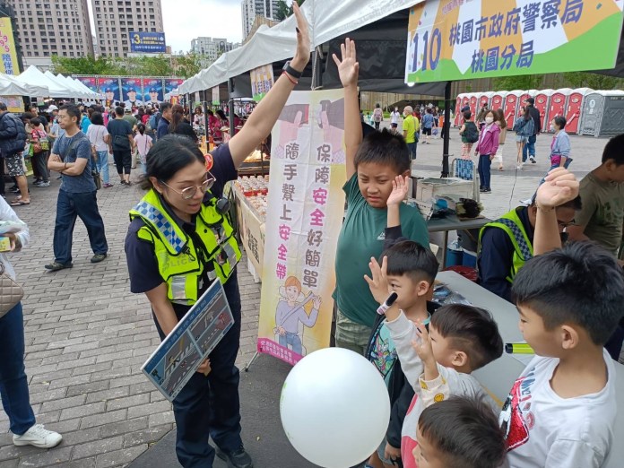 桃警前進公益園遊會 提升民眾交安意識 桃警前進公益園遊會 提升民眾交安意識