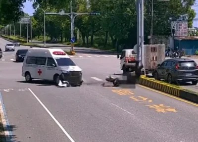 花蓮民間救護車紅燈右轉與機車相撞! 騎士撞飛命危 花蓮民間救護車紅燈右轉與機車相撞! 騎士撞飛命危
