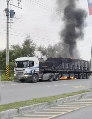 花蓮新城火燒車! 拖板車輪胎起火延燒車上水泥物料 花蓮新城火燒車! 拖板車輪胎起火延燒車上水泥物料