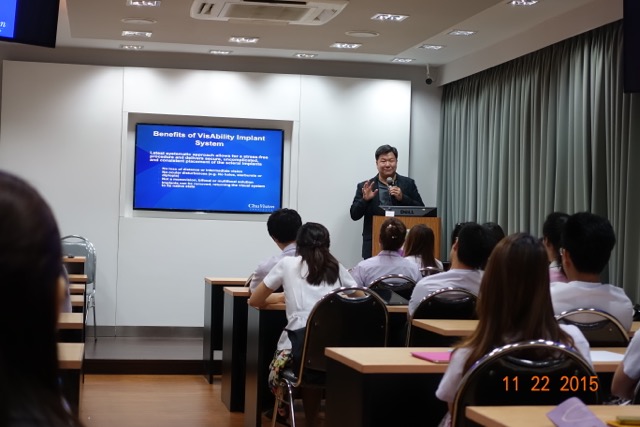 Dr. Chu lecturing at Chiang Mai University, Thailand.