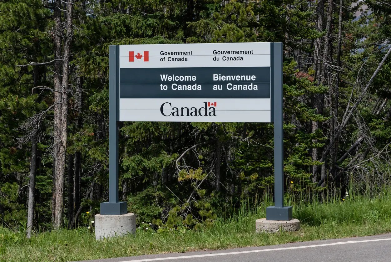 expat welcome to canada sign