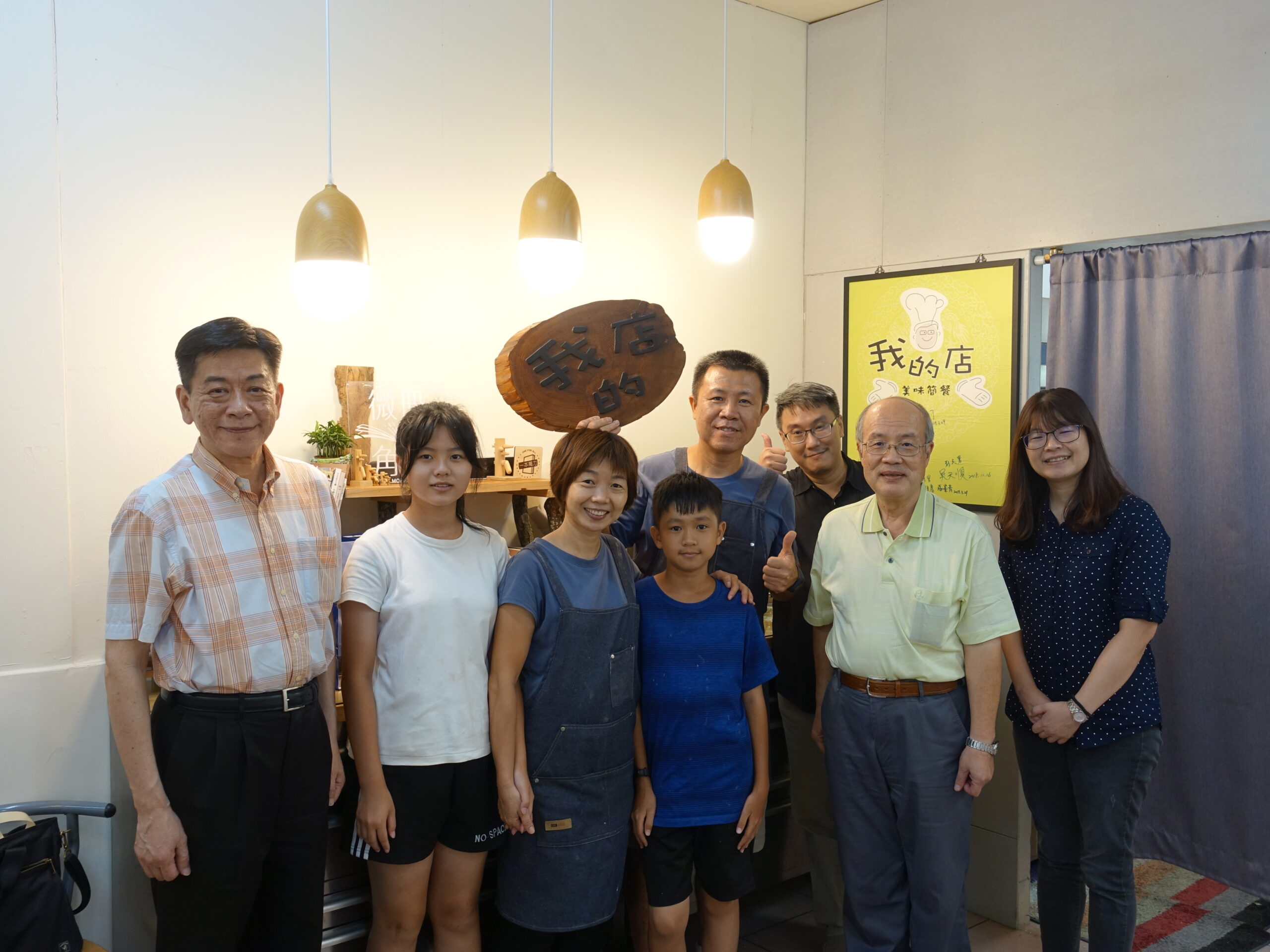 龐女士(左三)經營「我的家」簡餐店，熱心照顧在地外籍生