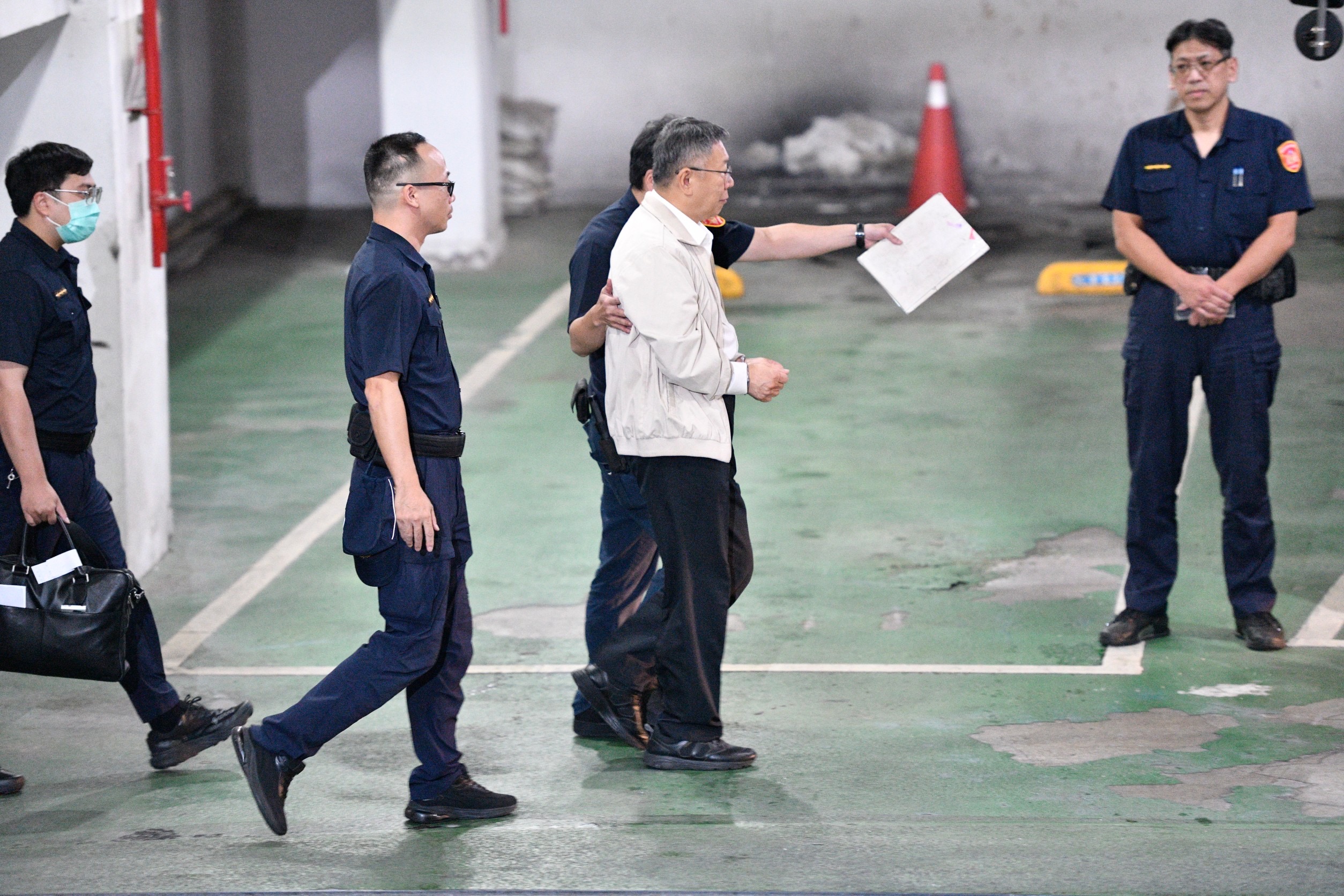 柯貼身帳房「橘子」出逃日本恐遭通緝 7人受指示各匯30萬「假政治獻金」形成受賄金流