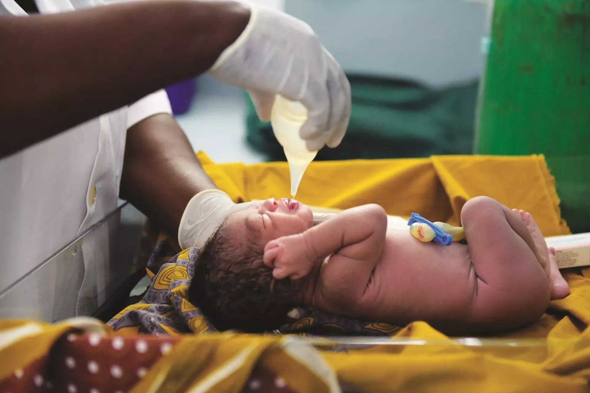 Esposas de autoridades de Inhambane oferecem enxoval ao primeiro bebê do Centro de Saúde de Guiúa