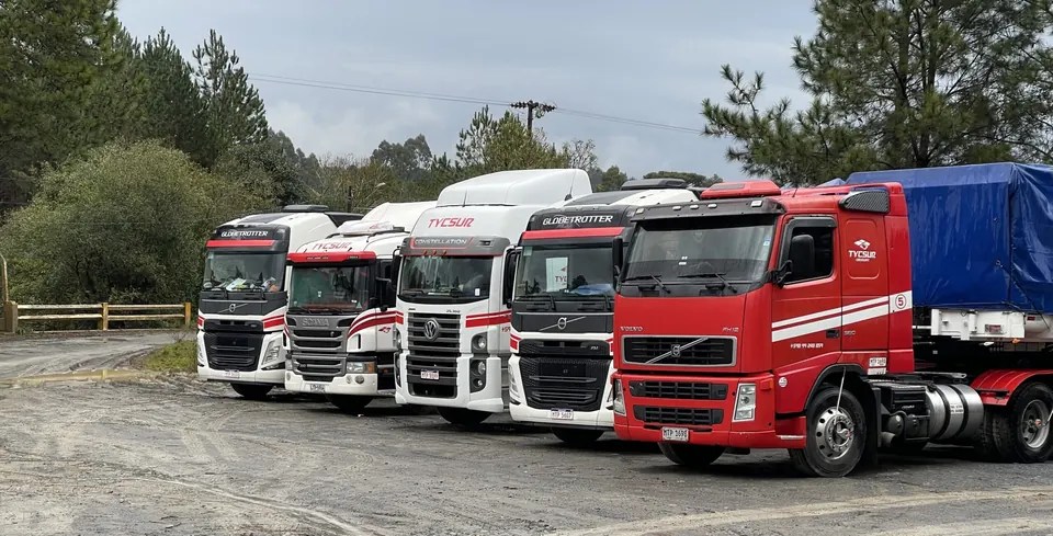 Flota de camiones TYCSUR estacionada
