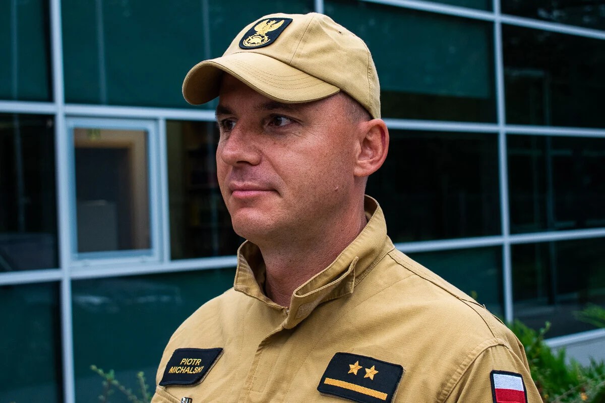 Strażak w piaskowym mundurze w czapce