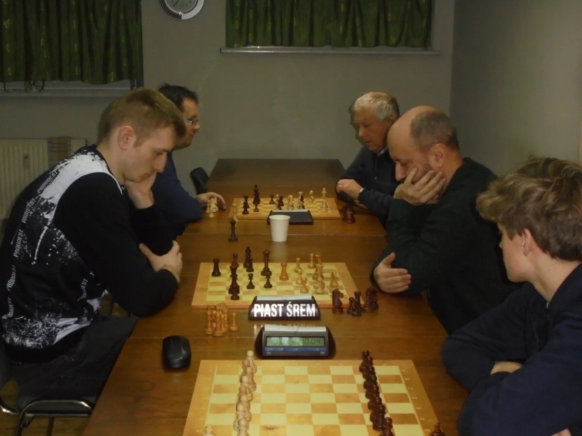 Na pierwszym planie przy szachownicy grają Rafał Janicki (z lewej) i Michał Skrzypczak.