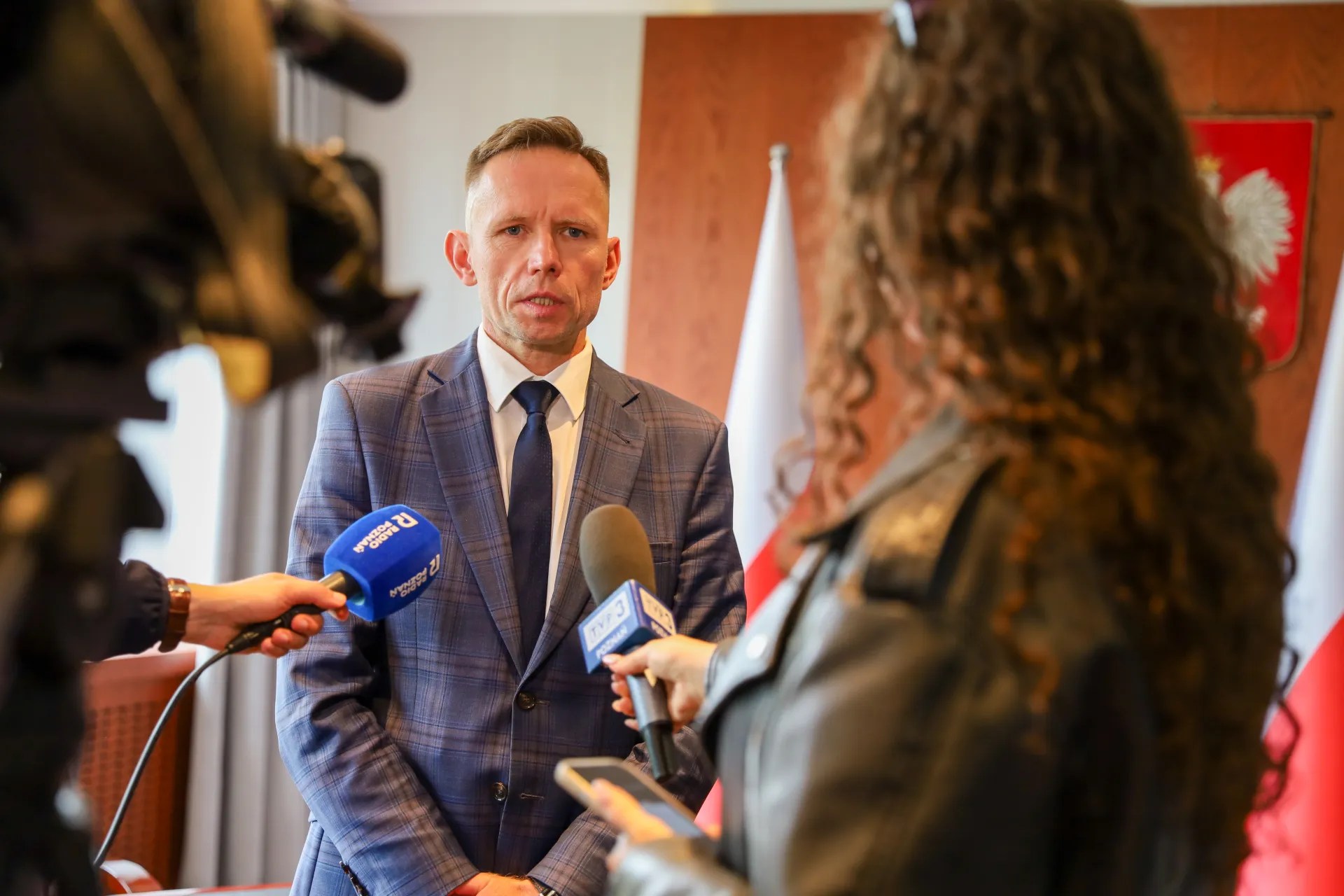 Burmistrz Dolska Tomasz Frąckowiak podczas podpisania umowy na dofinansowanie zabezpieczenia osuwiska / fot.: Wielkopolski Urząd Wojewódzki w Poznaniu