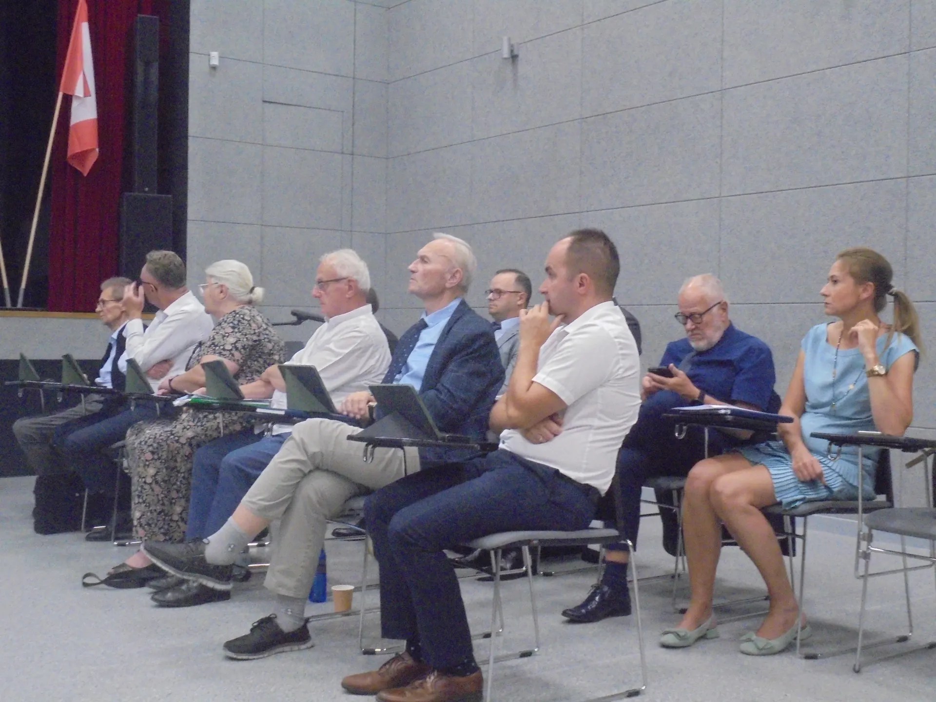 Radni Rady Miejskiej w Śremie podczas obrad w sali widowiskowej Muzeum Śremskiego