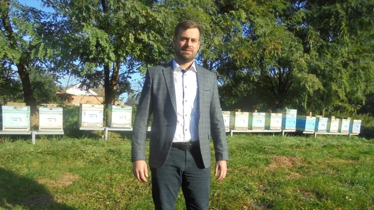 Sołtys Bartosz Ustasiak - ekonomista i pszczelarz