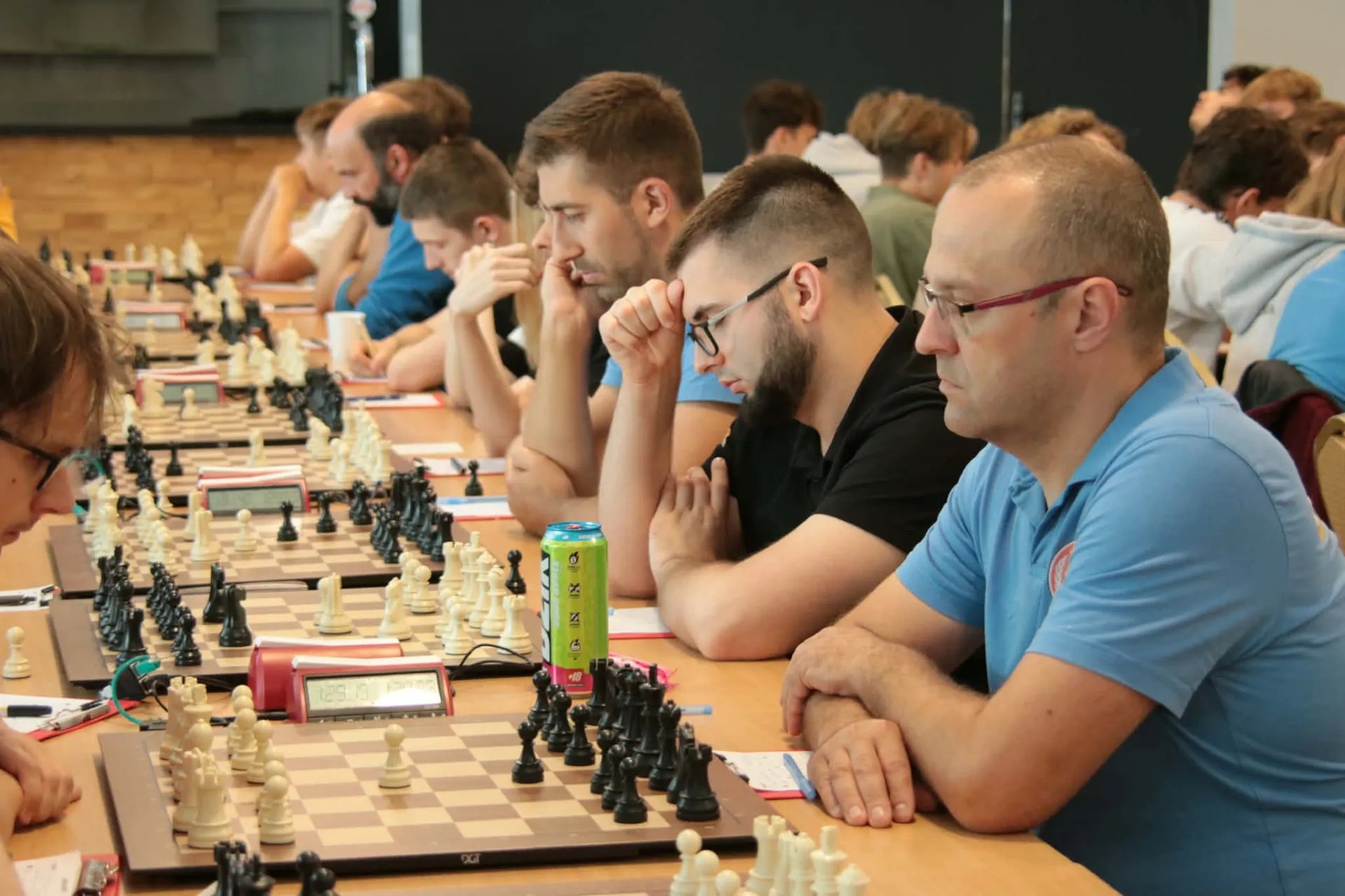 Zawodnicy LKS Piast Śrem podczas jednej z partii II ligi szachowej (od prawej Paweł Wojtkowski, Robert Lisiecki, Marek Simon) / fot.: LKS Piast Śrem