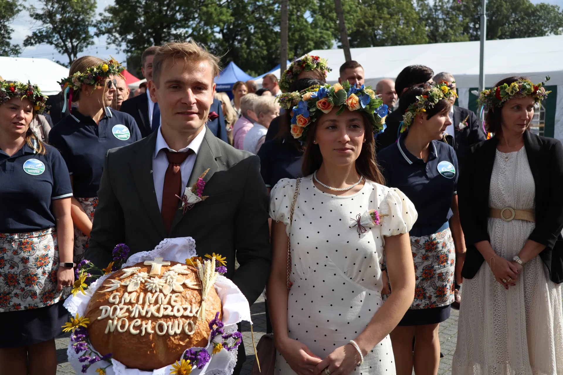 Starościna dożynek Agnieszka Jędrzejczak i starosta dożynek Filip Jurga z chlebem dożynkowym.