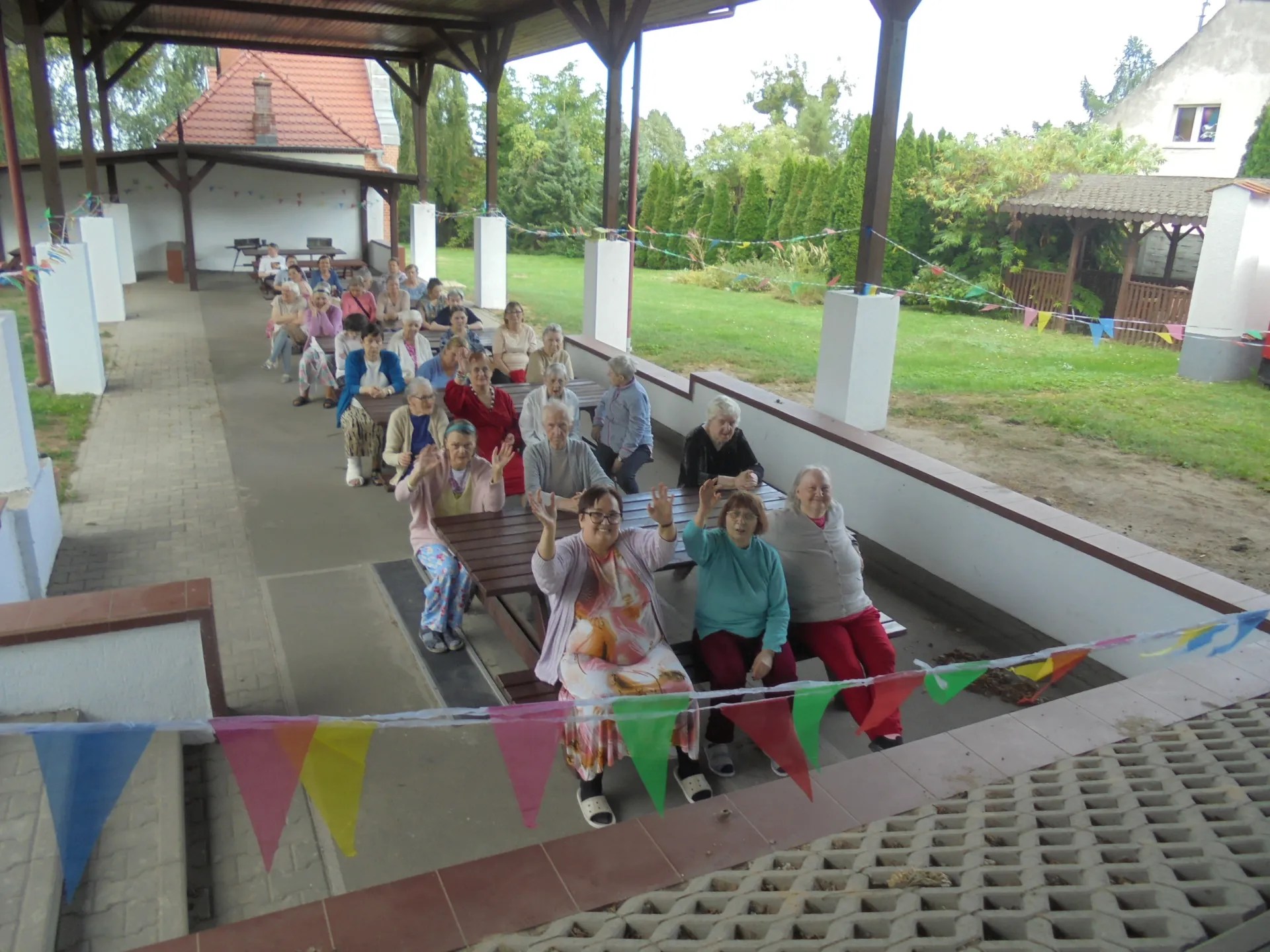 Seniorzy podczas wspólnego spotkania w plenerze