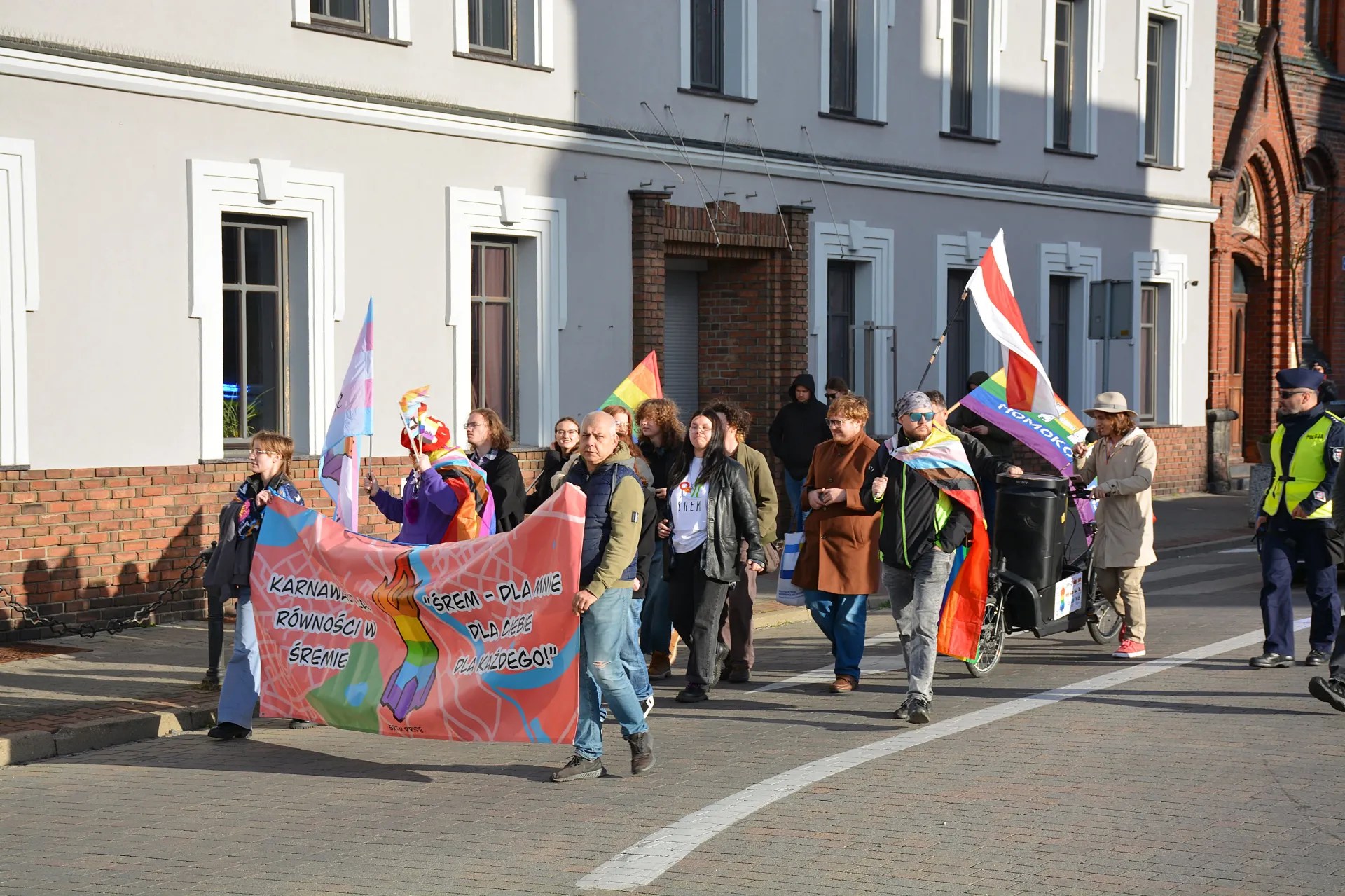Karnawał dla Równości przeszedł ulicami Śremu – kilkanaście osób wzięło udział w paradzie [Zdjęcia Szymon Mądry]