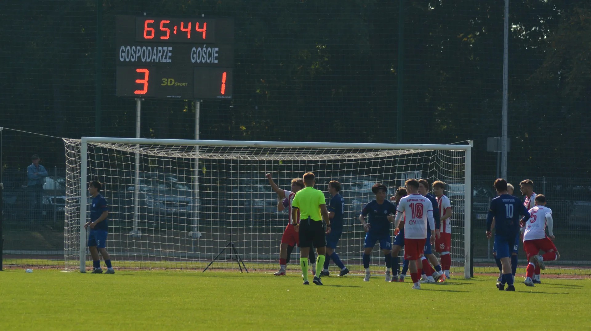 Nowa tablica na Stadionie Miejskim w Śremie podczas meczu Warta Śrem - Ostrovia Ostrów Wlkp. / fot.: Warta Śrem
