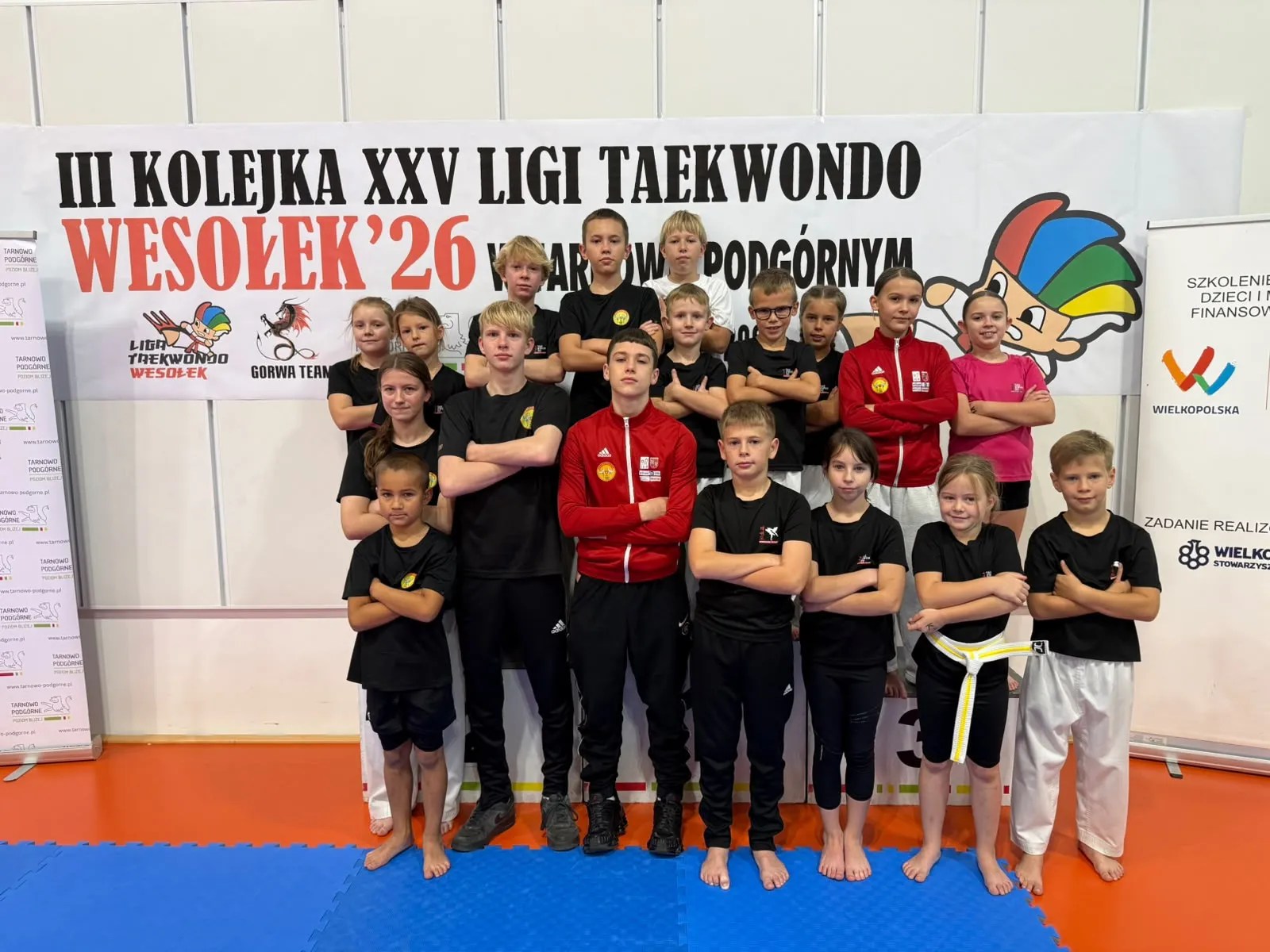Zawodnicy KS RAPID Śrem podczas III kolejki XXV Ligi Taekwondo Wesołek 2026 w Tarnowie Podgórnym, gdzie zdobyli łącznie 28 medali i wywalczyli drugie miejsce w klasyfikacji klubowej / fot.: Rapid Śrem