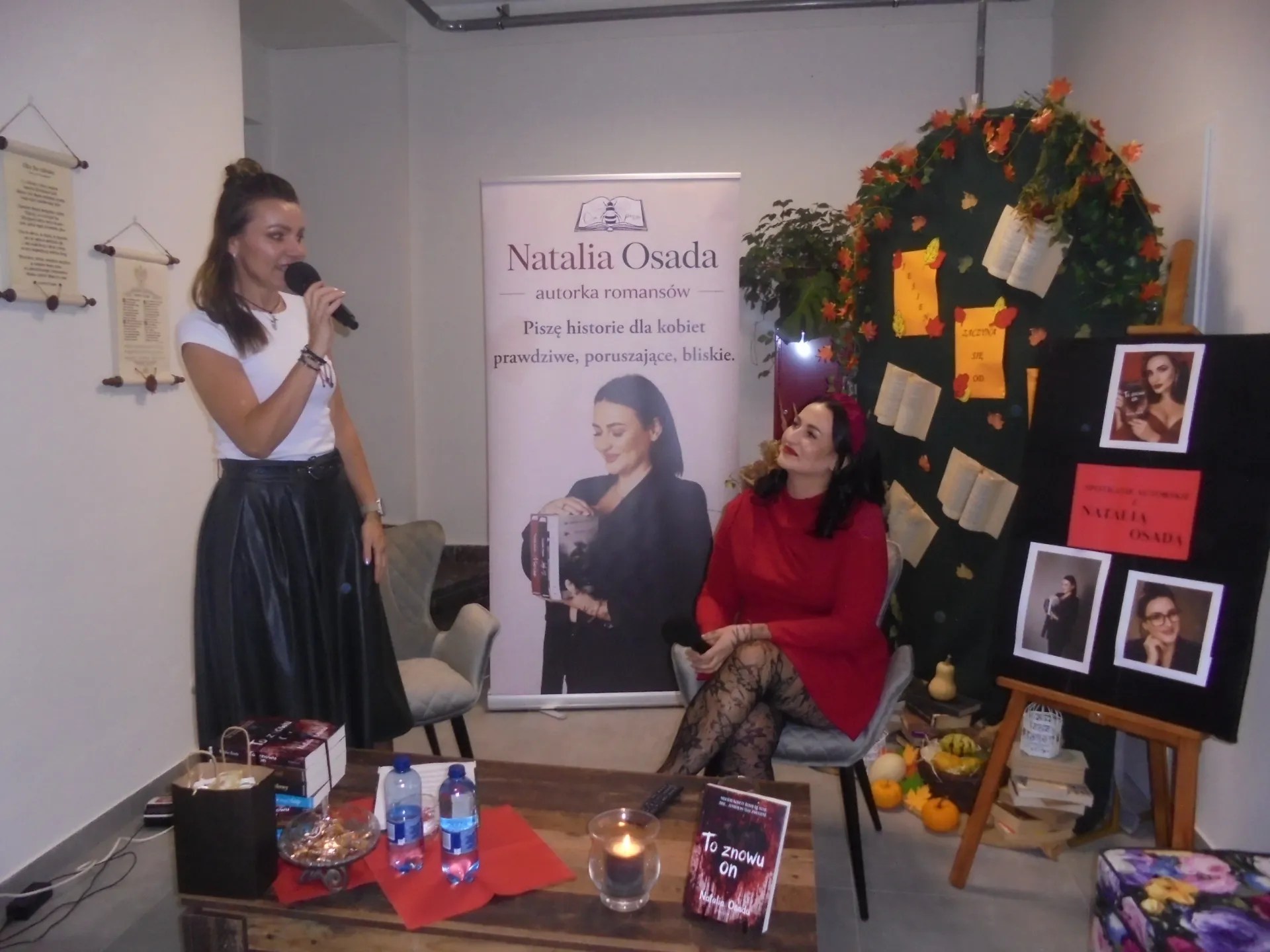 Natalia Osada i dyrektor Biblioteki Publicznej w Brodnicy Anna Skrzypczak podczas rozmowy o książce „To znowu on”