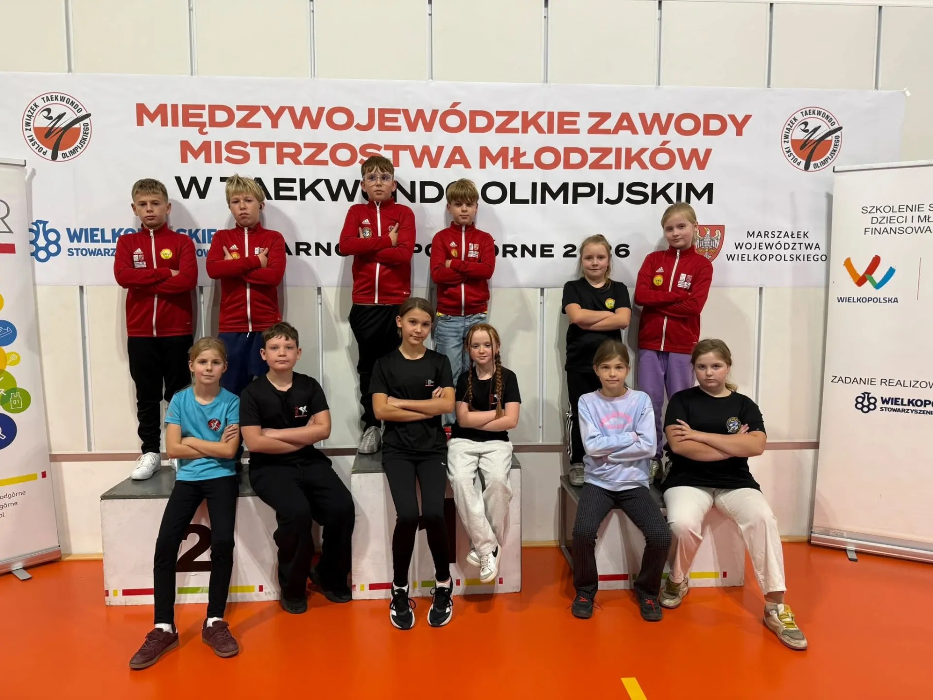 Zawodnicy KS RAPID Śrem podczas Międzywojewódzkich Mistrzostw Młodzików w taekwondo olimpijskim w Tarnowie Podgórnym, które odbyły się 17 października 2026 roku / fot.: Rapid Śrem