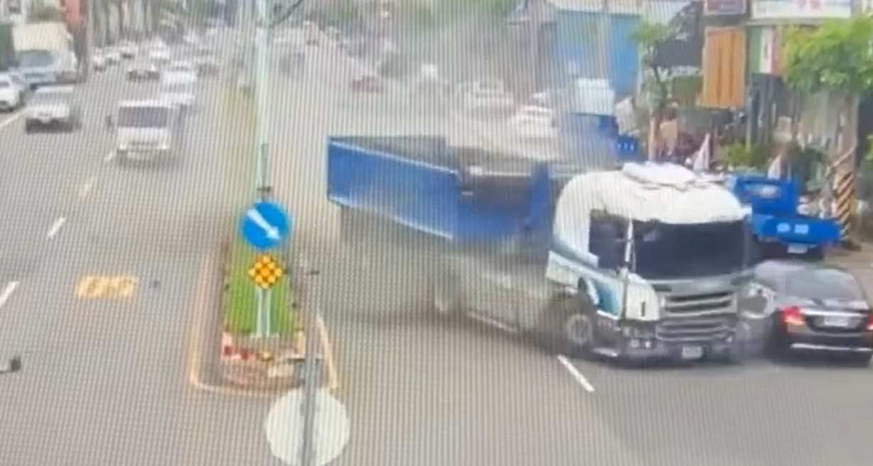 【有片】龜山曳引車撞分隔島釀2傷 2男躲超商否認肇逃全遭移送