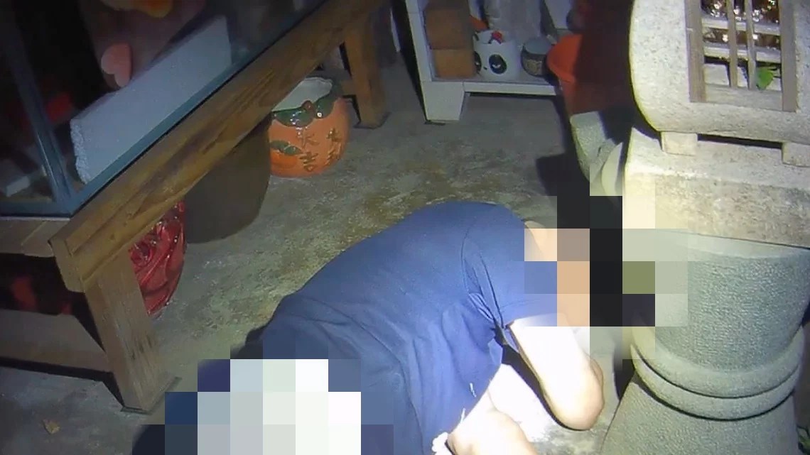 失智翁深夜離家倒臥民宅前 中壢警火速找人助團圓