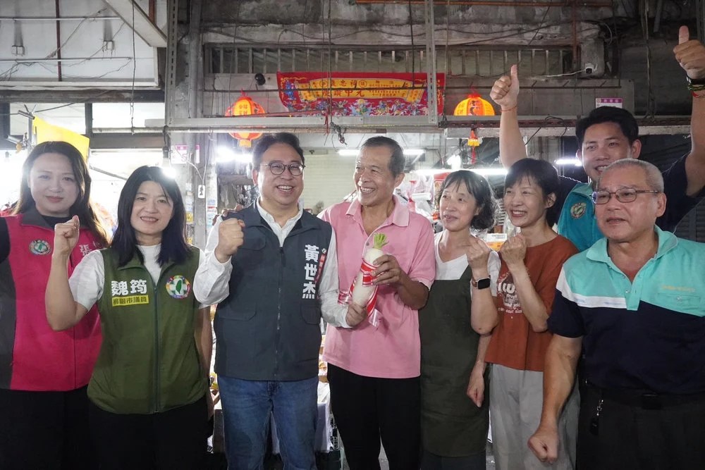 黃世杰內壢市場拜票傾聽選民意見 盼重鋪這處道路