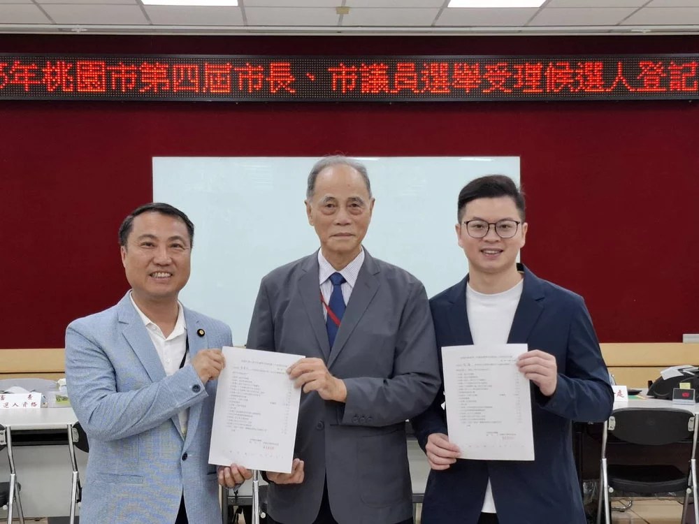 張善政拚桃園市長連任 黃敏恭涂權吉代表完成參選登記
