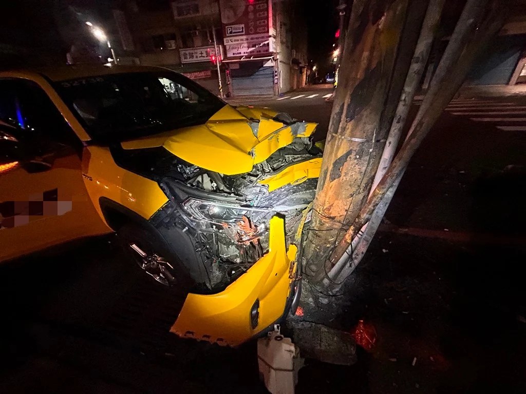 【有片】精神不濟釀禍！中壢計程車凌晨撞歪電線桿