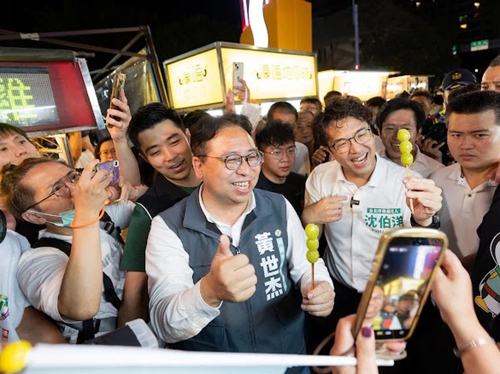台大法律直屬合體！黃世杰、沈伯洋「洋流杰伴」掃中壢夜市 