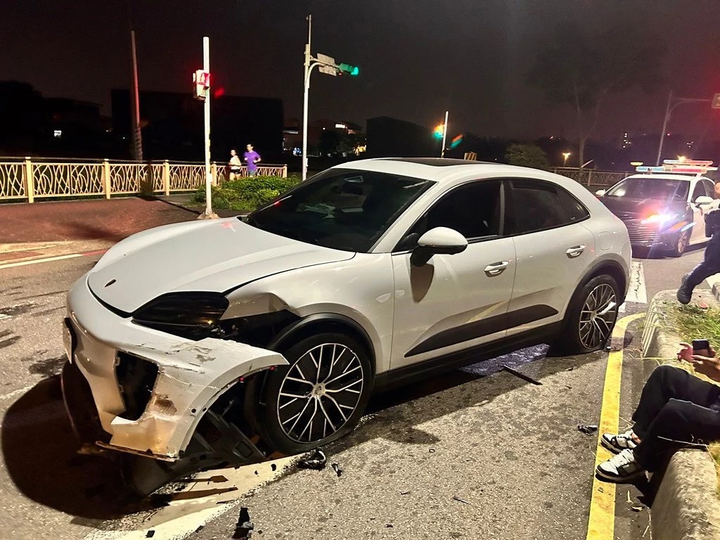 中壢青埔深夜車禍！男開租賃車自撞分隔島 酒測高達1.05