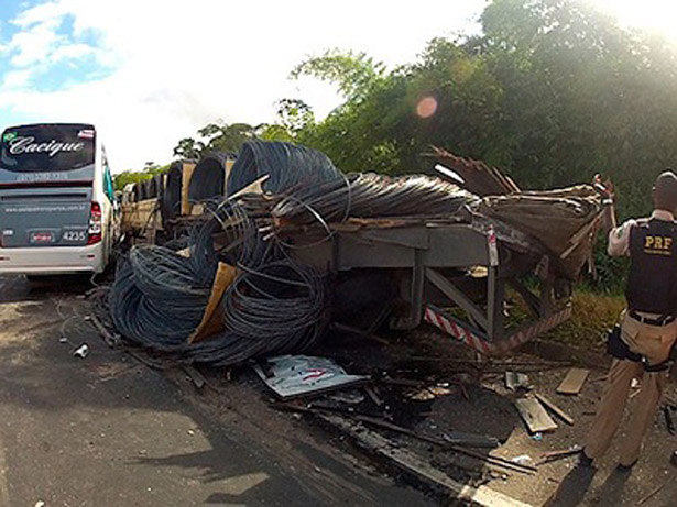 Batida entre ônibus e carreta mata homem e deixa 19 feridos, diz PRF
