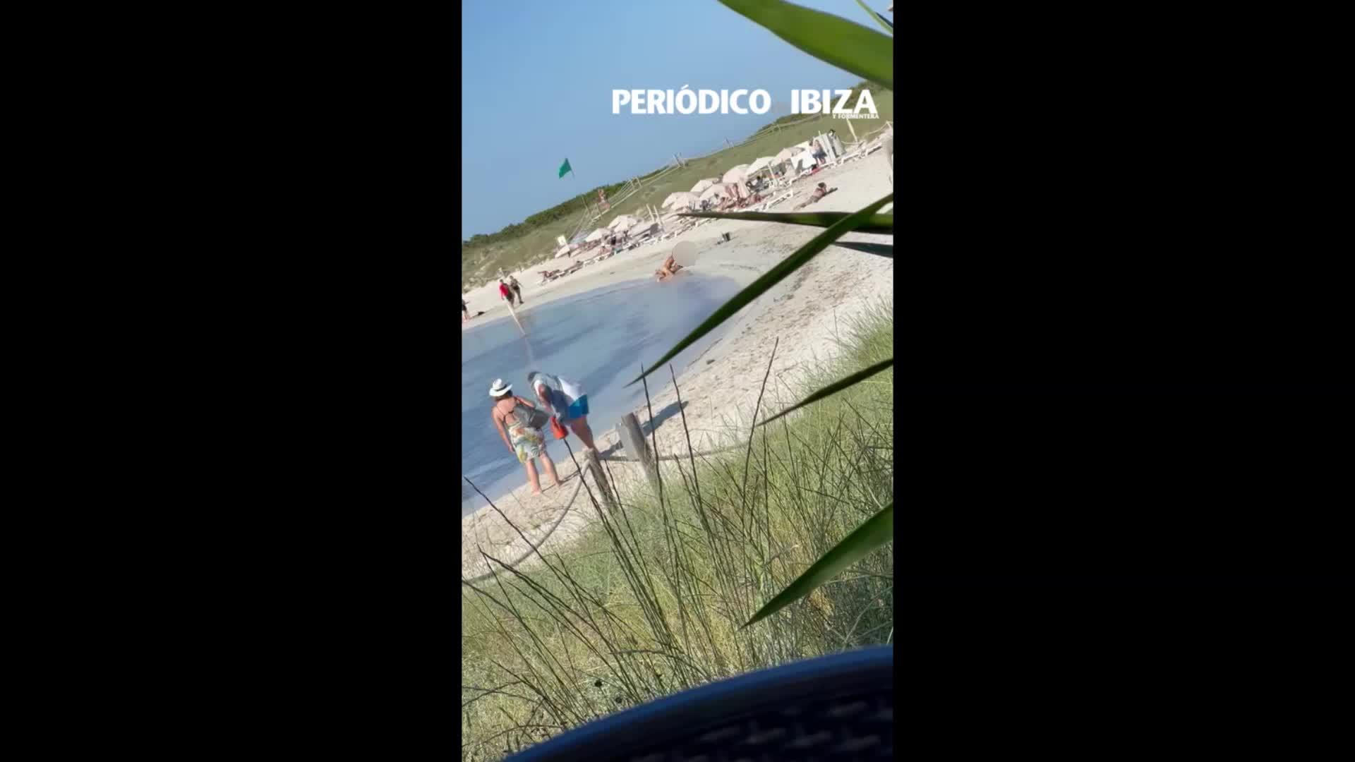 Una pareja nudista madura es atrapada haciendo sexo en la playa