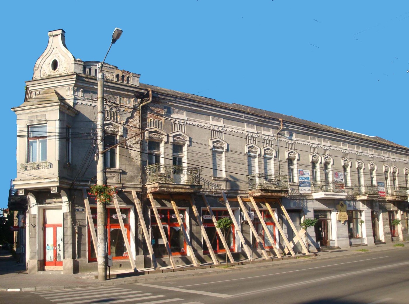 Volt egy szecessziós, kifinomult motívumvilágú, elegáns homlokzati dísz Szatmárnémetiben…