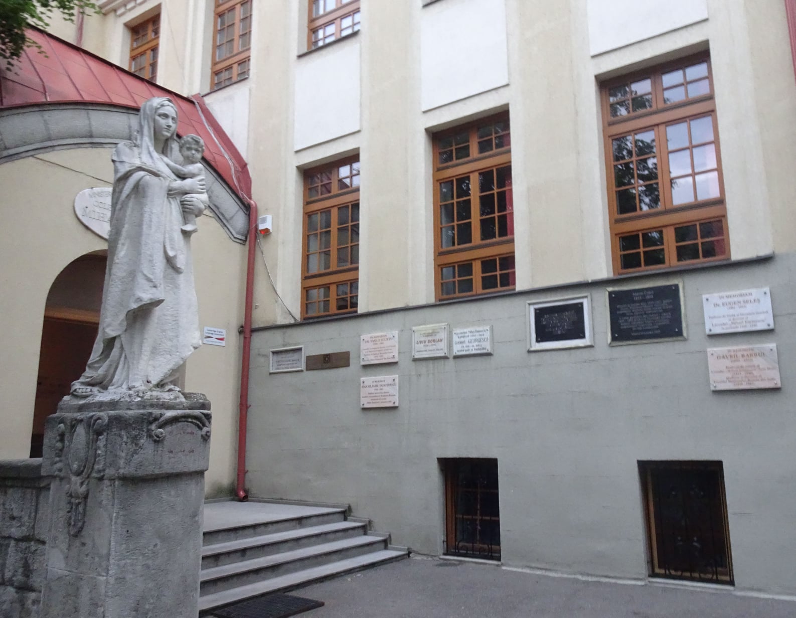 Töprengés szatmári vetélkedő emléktáblákról