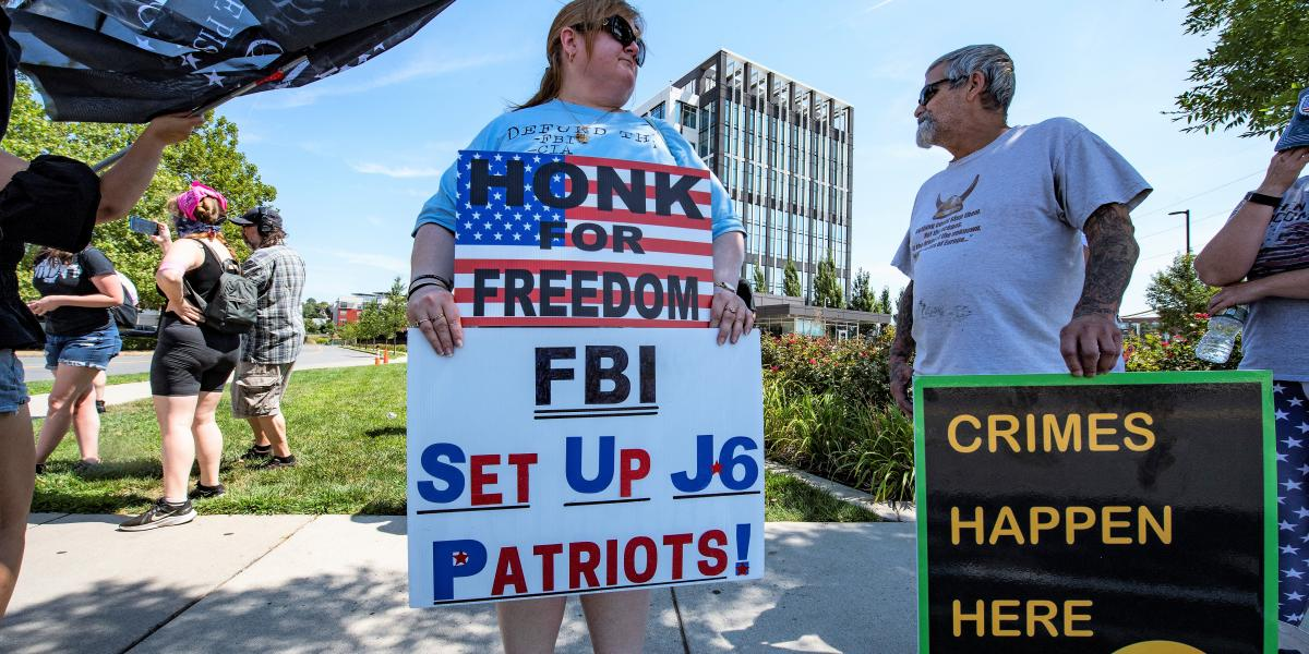 Bajok leselkednek Amerikára