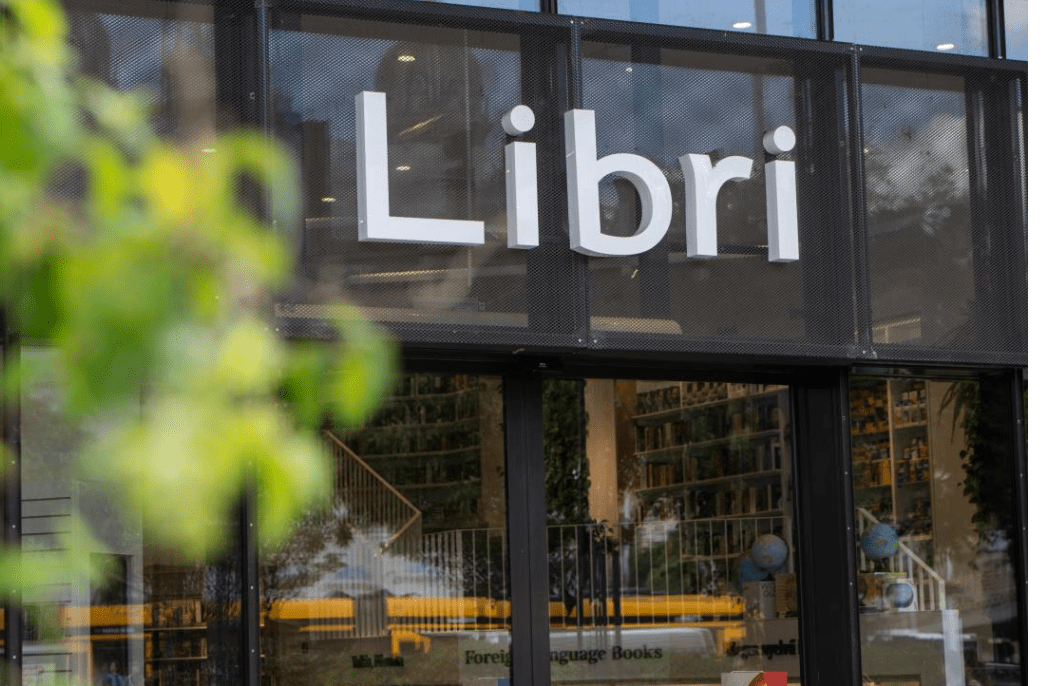 Már fóliázzák a könyveket a Libriben