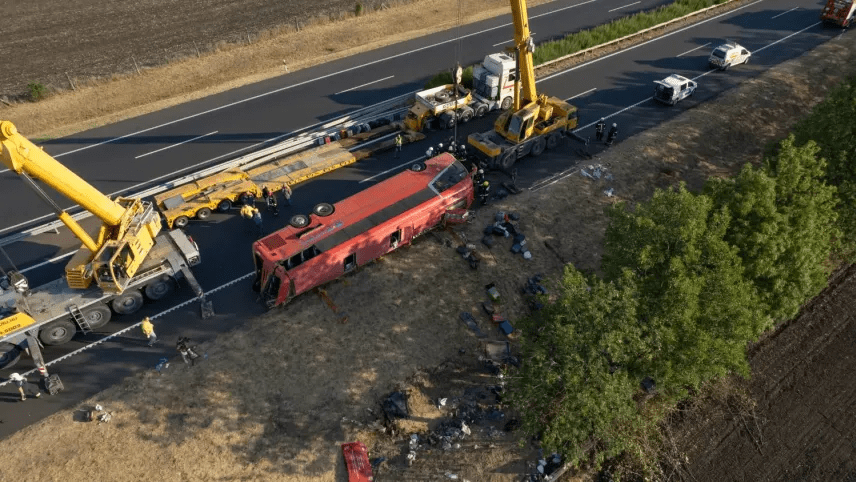 Lengyel zarándokok haltak meg az M3-ason történt éjszakai buszbalesetben