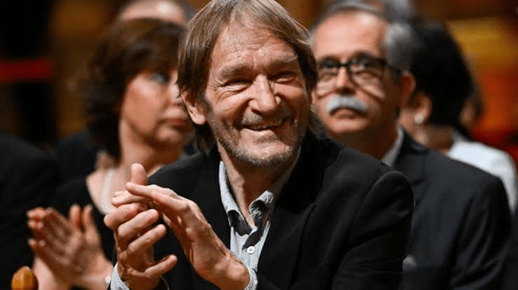 Cserhalmi György a Népszavának: A nevetést ne tiltsuk be! Minden, ami nevetségessé válik, előbb-utóbb a kukában landol