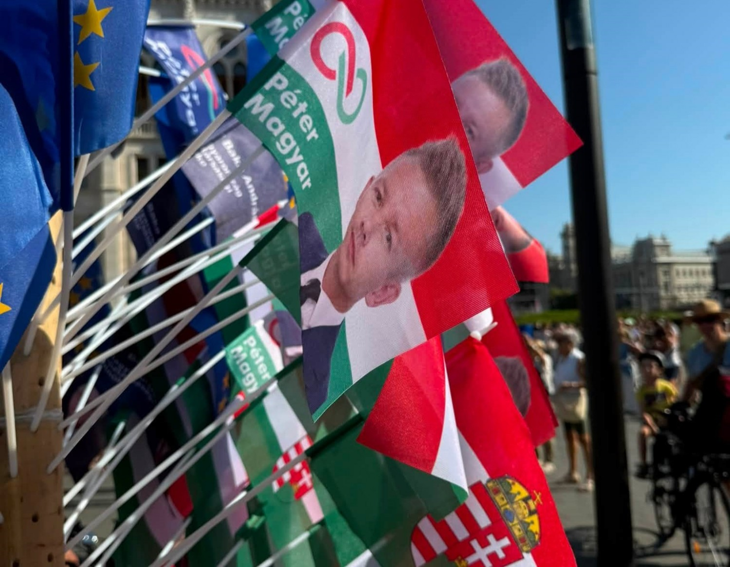 Ez ám a személyi kultusz: Magyar Péter-arcképes zászlókat árultak a Parlamentnél
