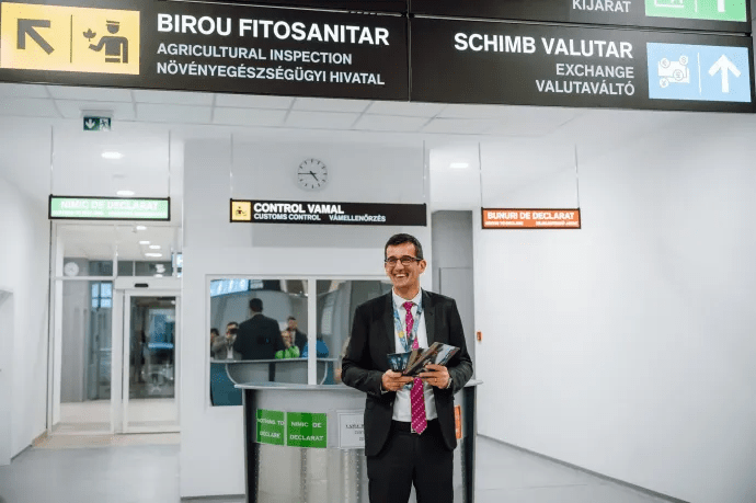 Árdély Airport és a pesti navétás kursza – magyar feliratot perelnek a marosvásárhelyi reptéren