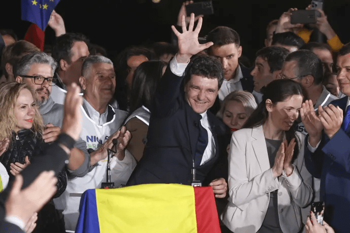 Tavaly a szélsőjobb legyőzőjeként ünnepelték Nicușor Dant, ma már egyre többen árulónak nevezik a román elnököt