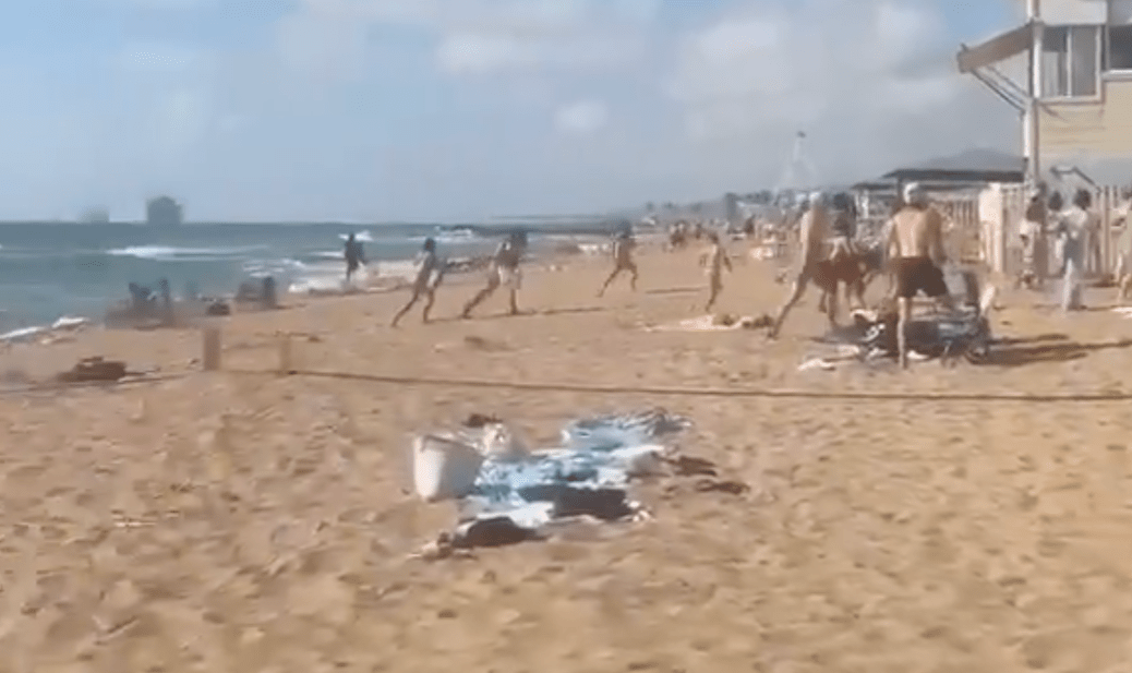 Rakéta elől menekülő strandolók Izraelben és a török ajánlat