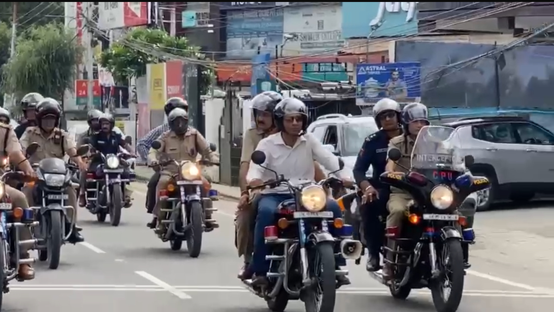 DM ने मोटरसाइकिल से भ्रमण कर यातायात व्यवस्था का जायजा लिया