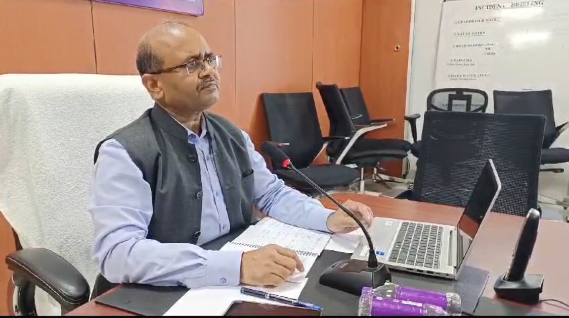 बारिश और भूस्खलन की वजह से बंद सड़कों को दो दिन के भीतर खोलने के निर्देश