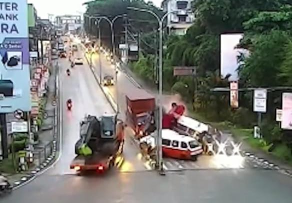 Truk Tronton Tabrak Mobil-Motor di Lampu Merah Balikpapan, 5 Orang Tewas -  Ulasan.co